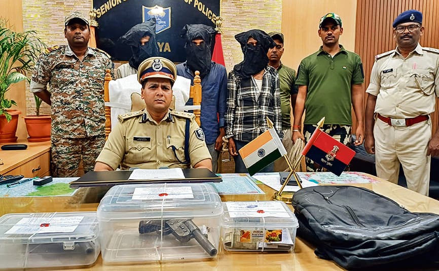 Gaya News : सीएसपी से लूटपाट के मामले में तीन गिरफ्तार, दो कट्टे जब्त