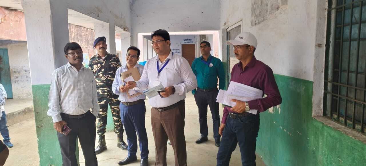 Giridih News : सामान्य प्रेक्षक ने किया स्ट्रांग रूम, डिस्पैच सेंटर व मतगणना केंद्र का निरीक्षण