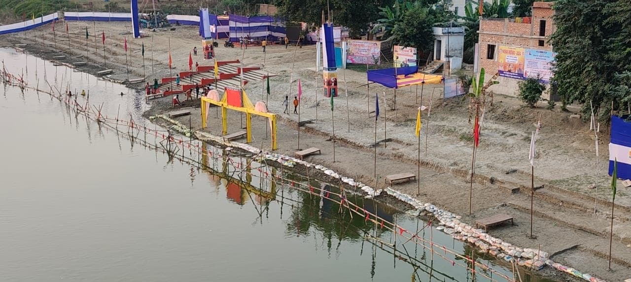 छठ घाटों पर साज सज्जे का काम पूरा, अस्ताचलगामी सूर्य को आज अर्घ देंगे व्रती