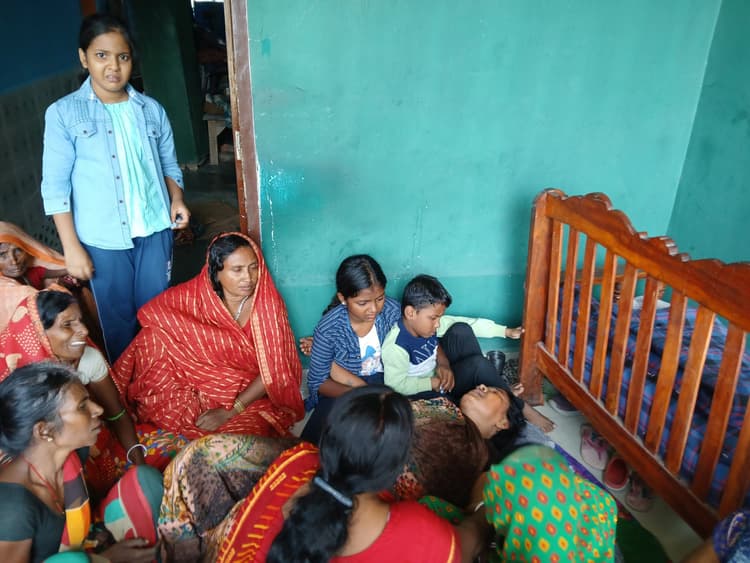 शिक्षक की हत्या के विरोध में ग्रामीणों ने किया रोड जाम