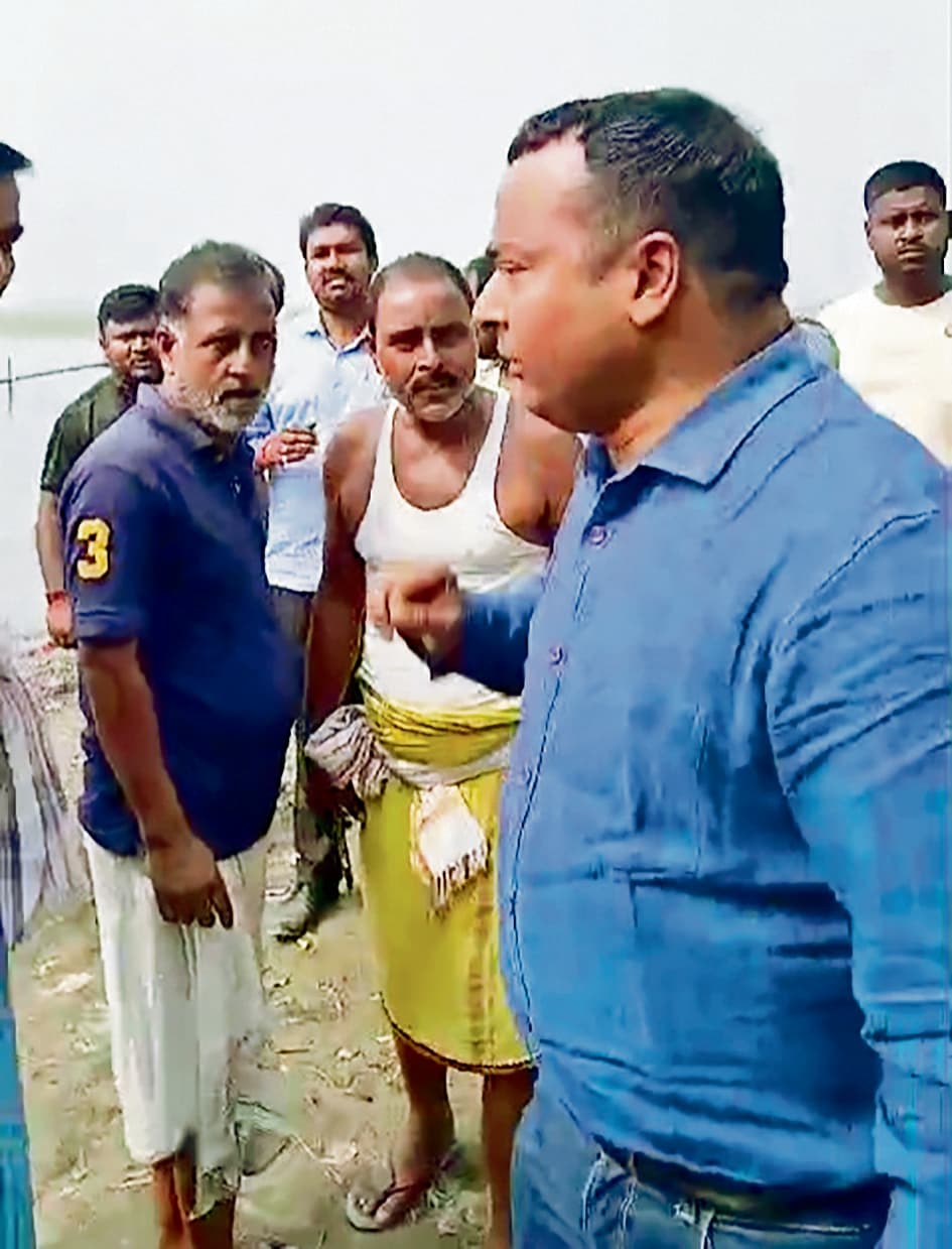 hajipur news. छठ घाट पर गंदगी को लेकर कार्यपालक पदाधिकारी के साथ लोगों की हुई नोकझोक