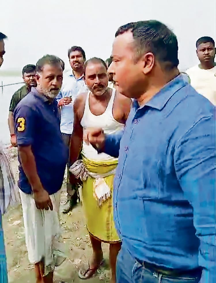 hajipur news. छठ घाट पर गंदगी को लेकर कार्यपालक पदाधिकारी के साथ लोगों की हुई नोकझोक