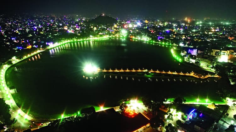 Ranchi News : शहर के छठ घाट श्रद्धालुओं के लिए सजकर तैयार