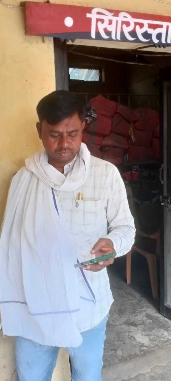 dhanbad news : धोखरा में पिस्टल सटा कर पू्र्व सैनिक की बाइक व रुपये लूटे