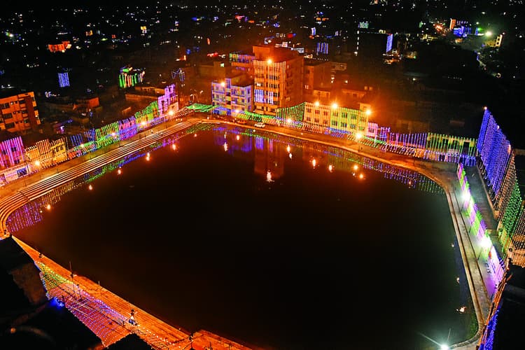 Dhanbad News : आस्था का घाट-बाट सजधज कर तैयार, व्रतियों का इंतजार