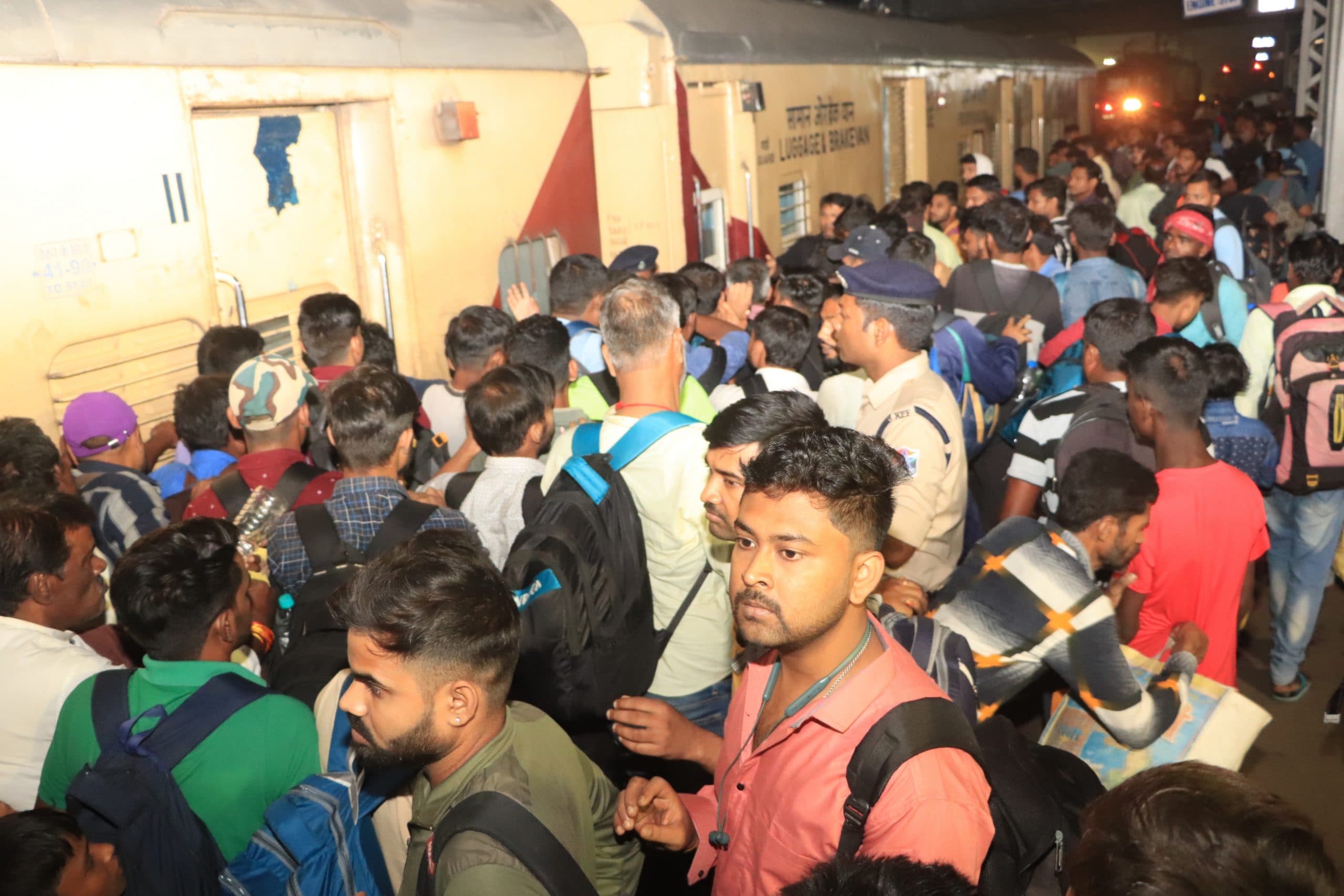 Jamshedpur News : खरना के दिन भी ट्रेनों और बसों में रही खचाखच भीड़