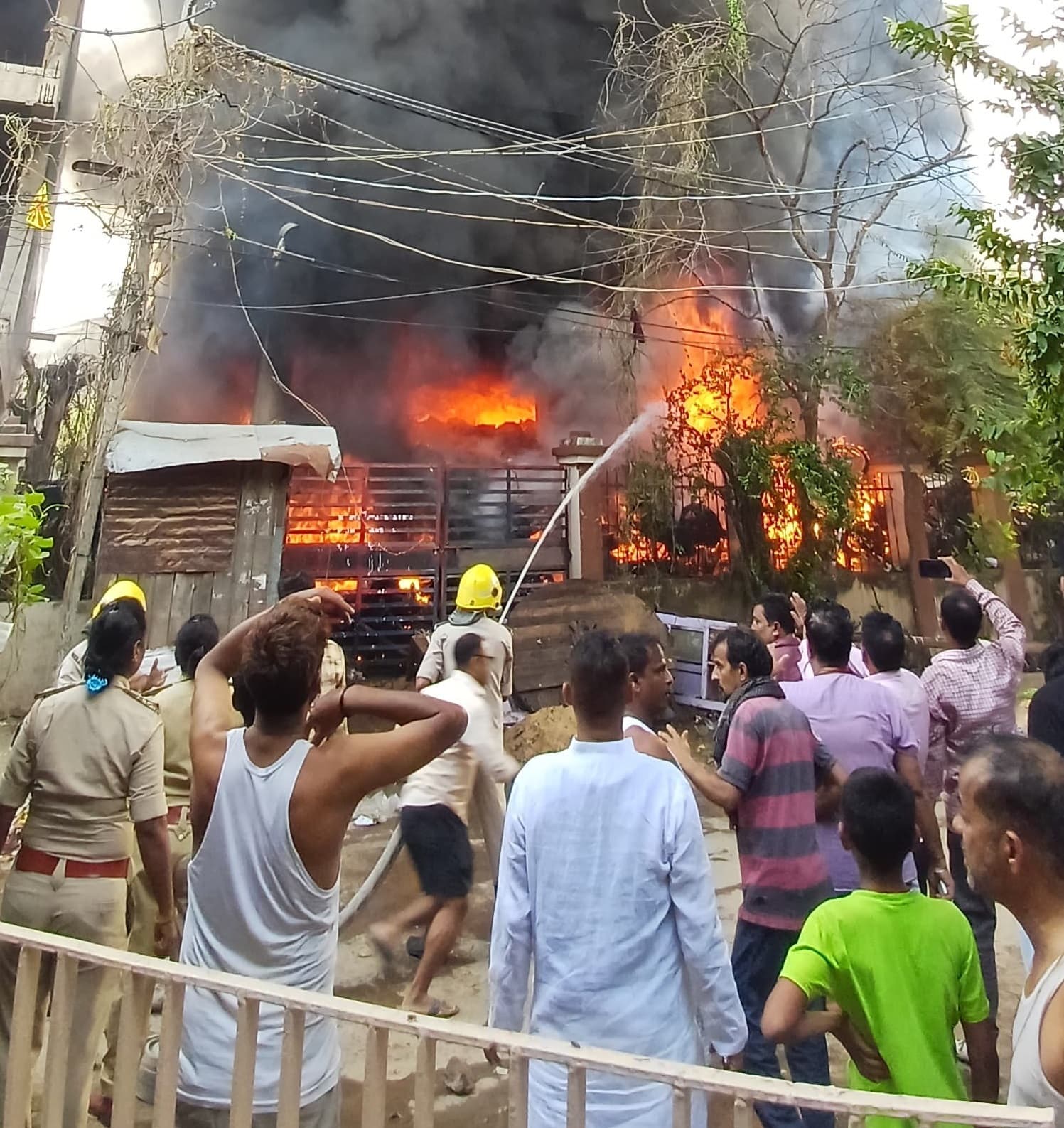 Patna News : शॉर्ट सर्किट से पत्रकार नगर थाने के मालखाने में लगी आग, पुलिसकर्मी फंसे