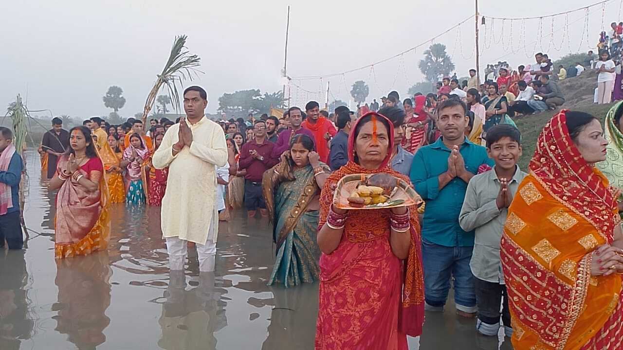 श्रद्धालुओं ने तिरपितिया घाट पर भगवान भास्कर को दिया अर्घ्य