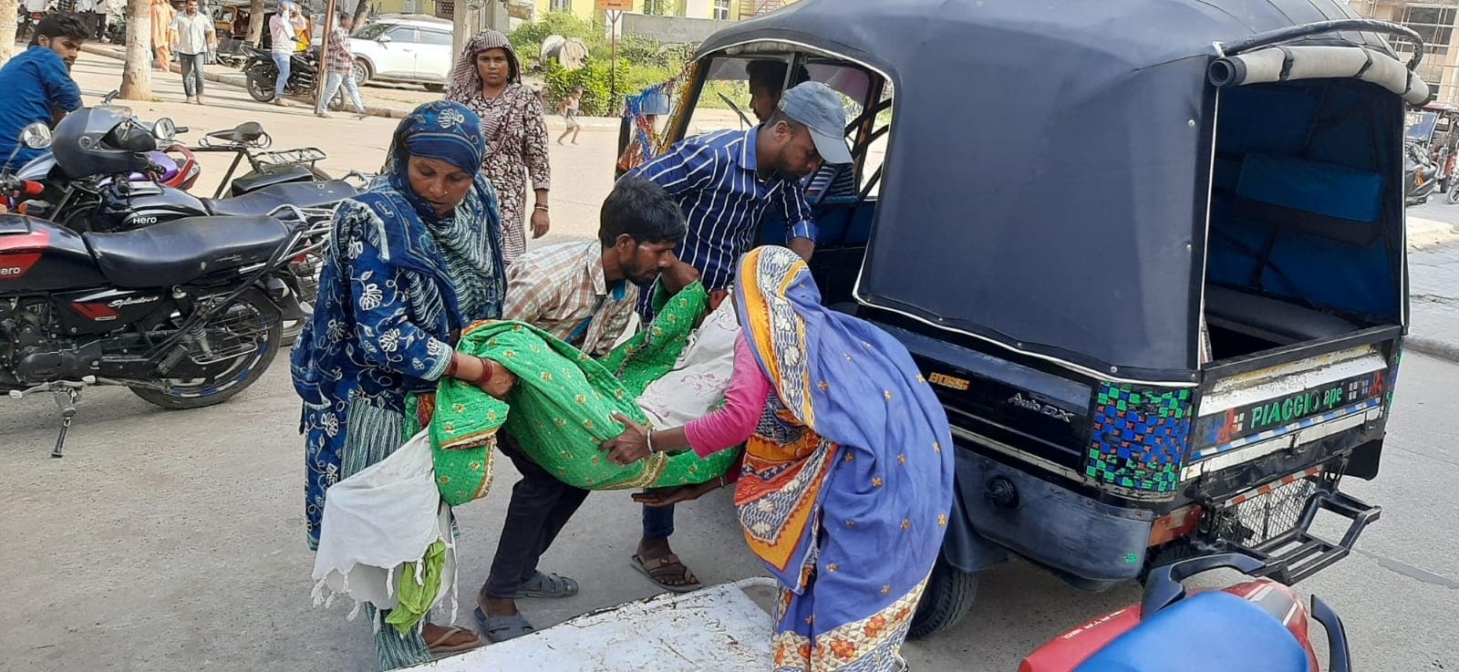 जीएमसीएच में निधन पर एम्बुलेंस की बजाय ऑटो से ढोया जा रहा शव