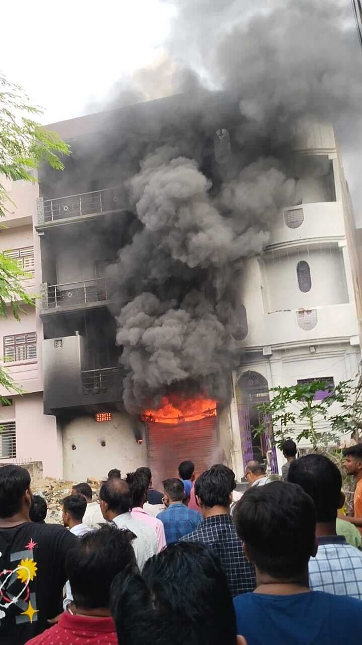 घर में लगी आग से लाखों का संपत्ति खाक, नहीं हुई जानमाल की क्षति