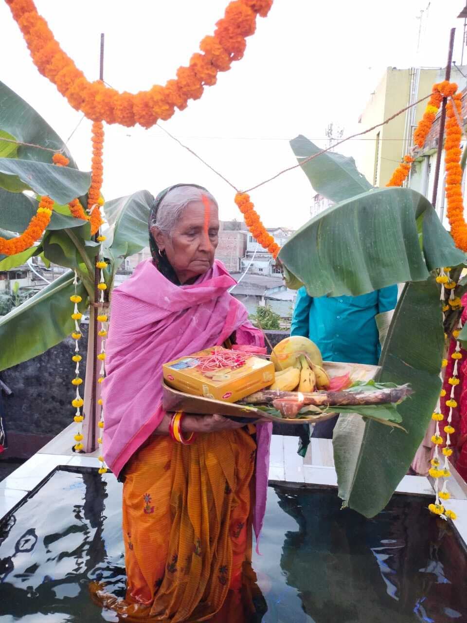 56 वर्षों से छठ का पूजन अनुष्ठान कर रहीं कलावंती सिन्हा