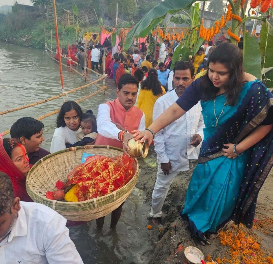 भगवान सूर्य को अर्घ्य दे महापौर ने मांगी शहर की समृद्धि