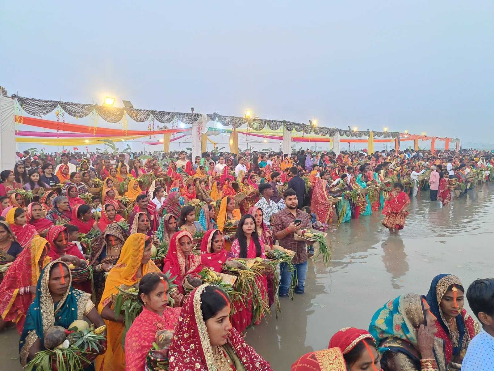 उगते सूर्य को अर्घ्य देते के साथ बगहा में शांतिपूर्ण ढंग से लोक आस्था का महापर्व छठ पूजा हुआ संपन्न