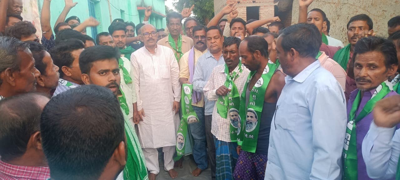 झामुमो प्रत्याशी ने आमलाजुड़ी में चलाया जनसंपर्क अभियान