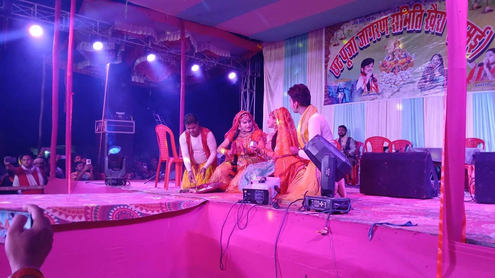 भक्ति गीत सुनकर भाव-विभोर हुए लोग