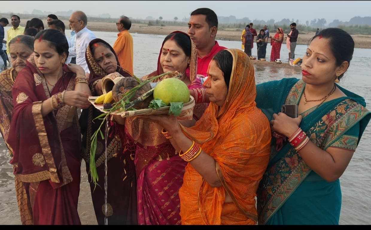 श्रद्धा के अर्घ से सूर्य को किया नमन, मांगा आरोग्य का वरदान