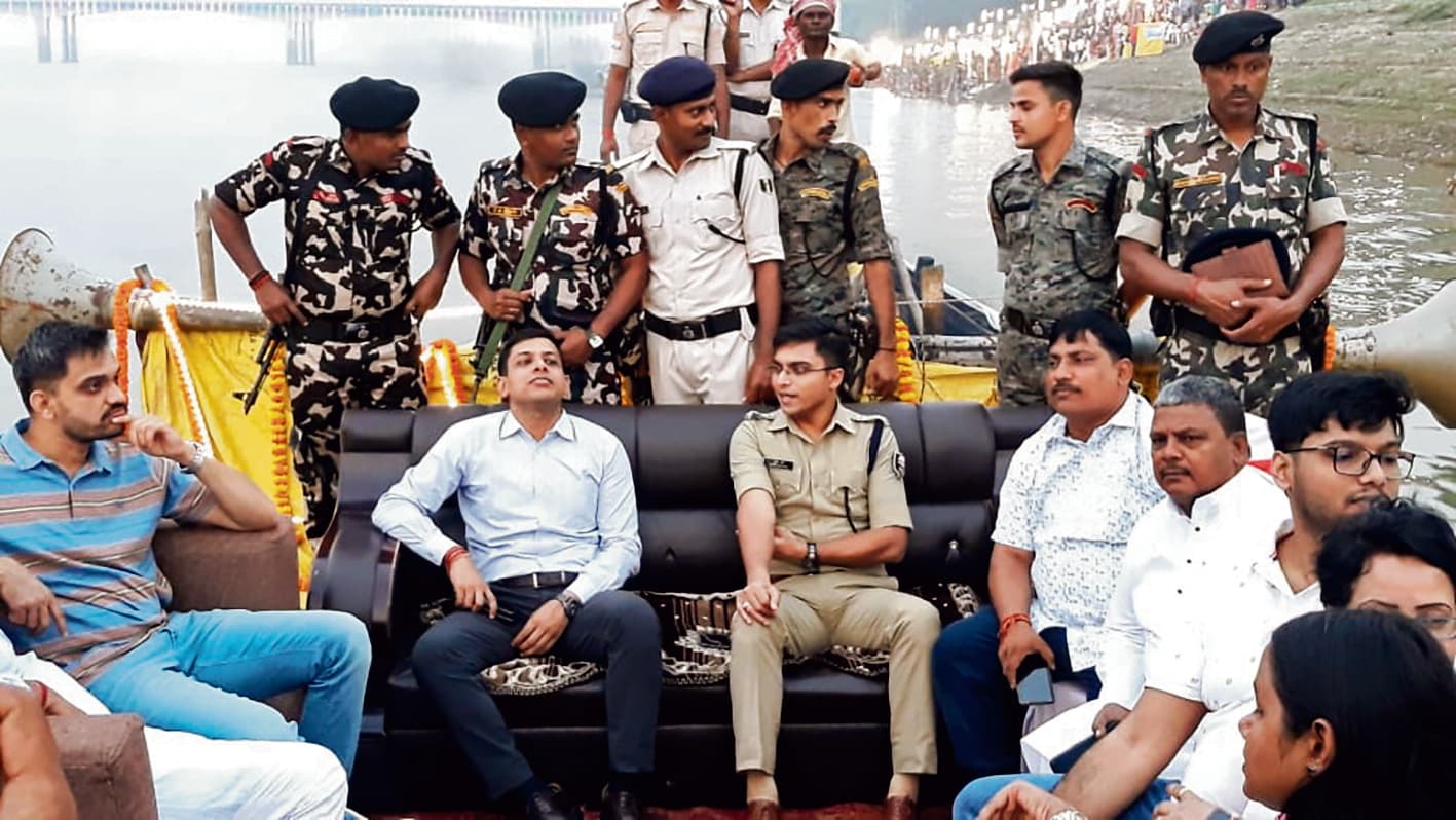 विभिन्न छठ घाटों का डीएम व एसपी ने की निरीक्षण