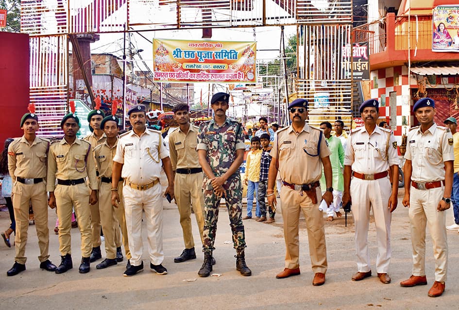 व्रती महिलाओं ने उगते और डुबते सूर्य को दिया अर्घ