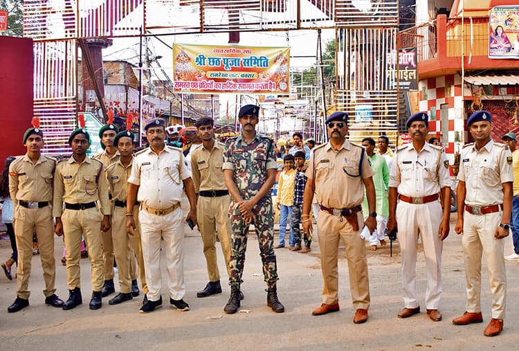 व्रती महिलाओं ने उगते और डुबते सूर्य को दिया अर्घ