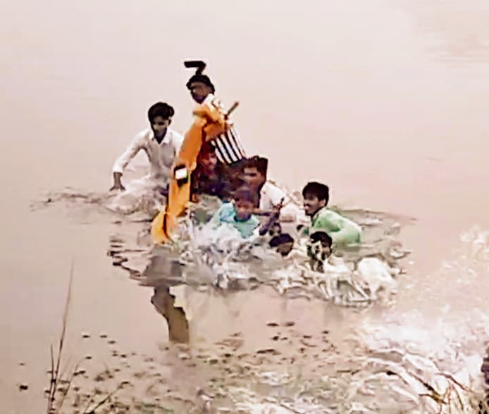 hajipur news. नाव पर सेल्फी ले रहे दो युवक डूबे, आठ को बचाया