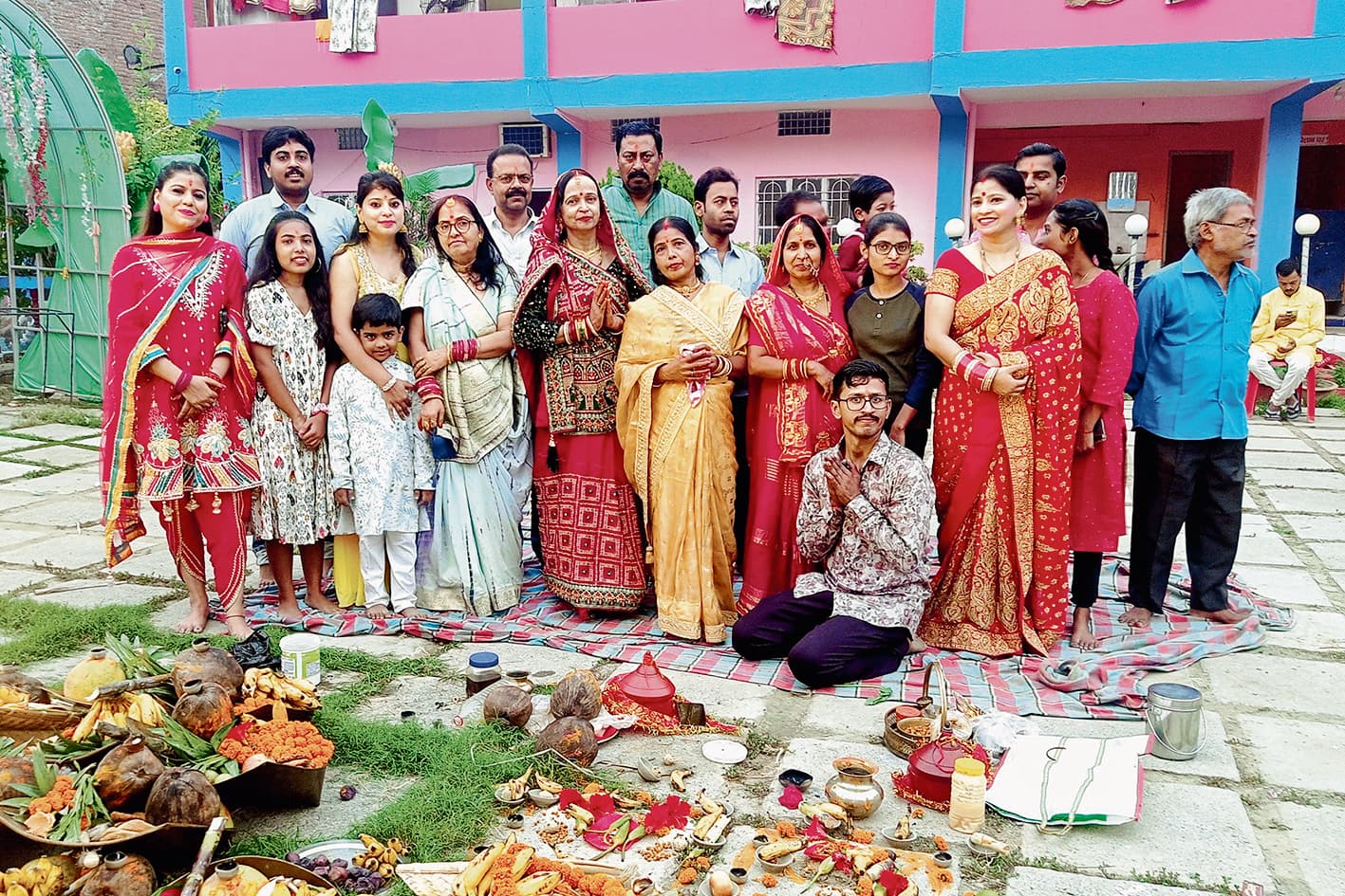 saran news. उदीयमान सूर्य को अर्घ देने के साथ ही छठ का चार दिवसीय अनुष्ठान संपन्न