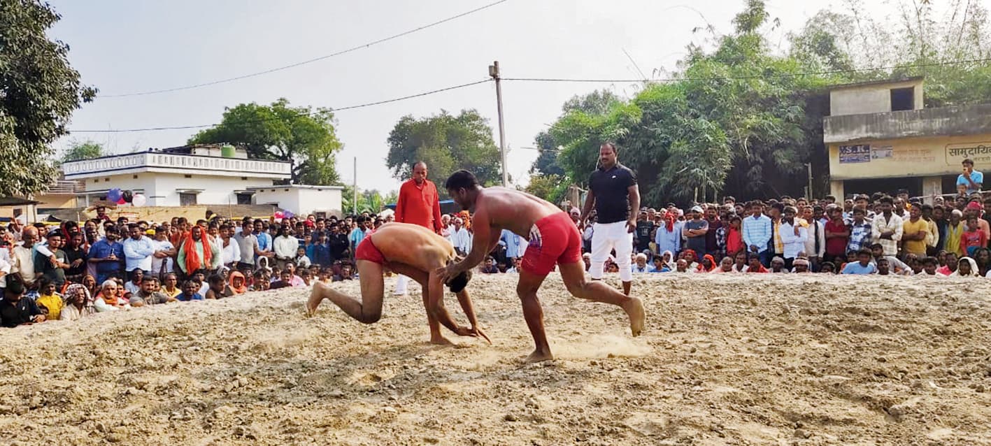 Gopalganj News : देश के नामचीन पहलवानों के अलावा नेपाल के पहलवानों ने दिखाये दांव-पेच