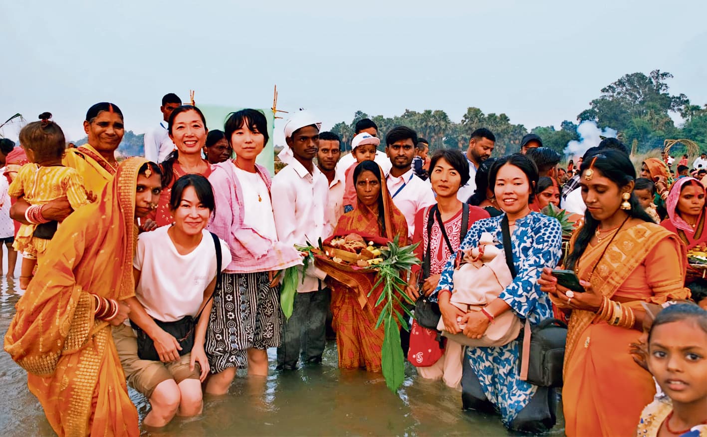 Gaya News : विदेशी श्रद्धालुओं ने भी दिखायी भगवान भास्कर के प्रति आस्था