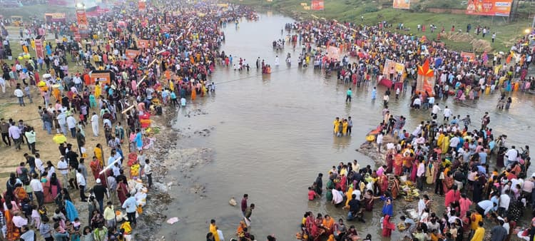 Giridih News : उदीयमान सूर्य को अर्घ्य देने के साथ महापर्व छठ संपन्न