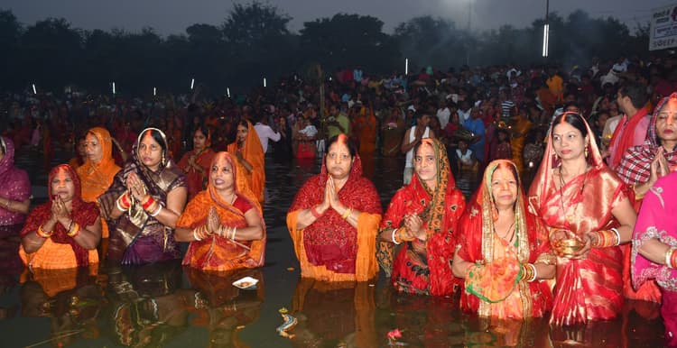 Bokaro News: उदयगामी सूर्य को अर्घ्य देने के साथ चार दिवसीय महापर्व छठ संपन्न