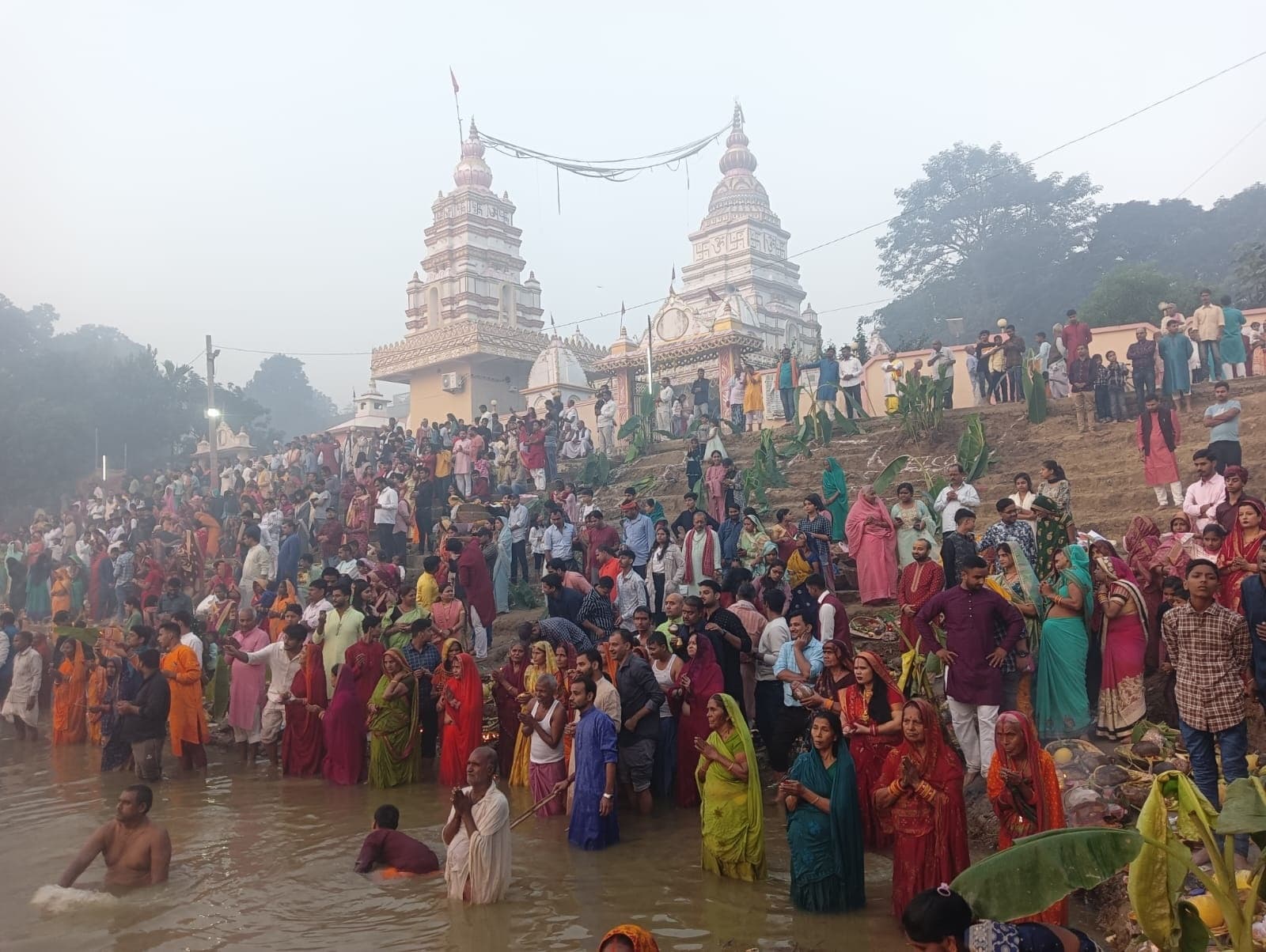 उगते सूर्य को अर्घ देने के साथ छठ महापर्व संपन्न