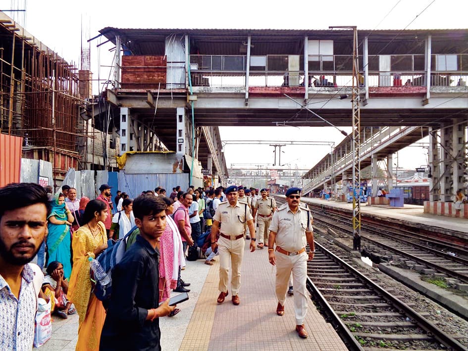 Gaya News : छठ खत्म होते बढ़ी भीड़, कई ट्रेनों में नो रूम