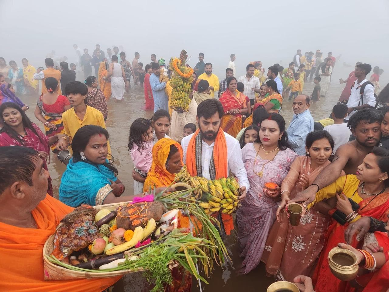 Rourkela news: उदीयमान भगवान भास्कर को अर्घ्य देकर 36 घंटे के निर्जला व्रत का किया पारण