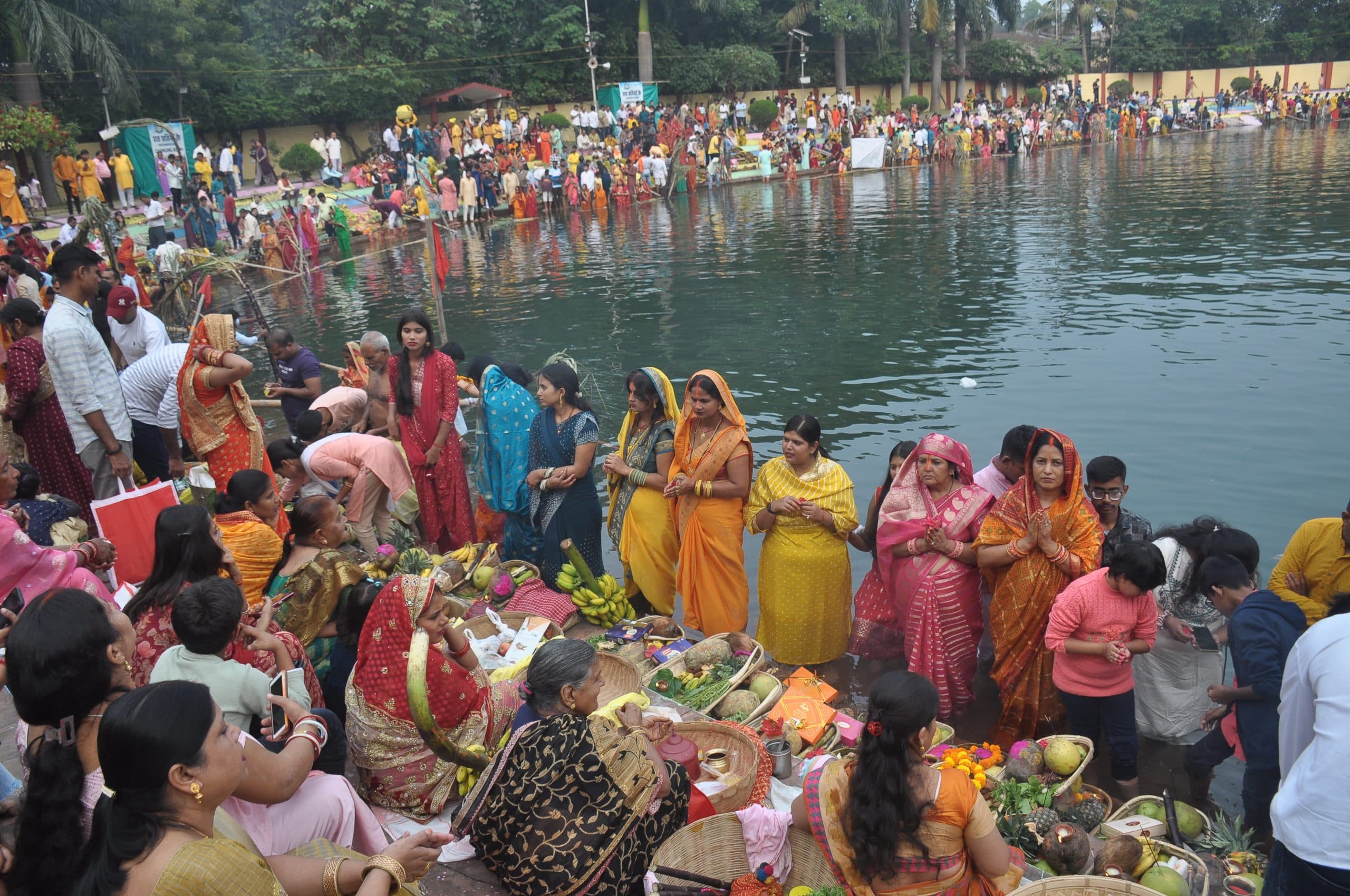 Ranchi News : अर्घ देने घाटों पर उमड़े श्रद्धालु, भगवान भास्कर के समक्ष सभी नतमस्तक