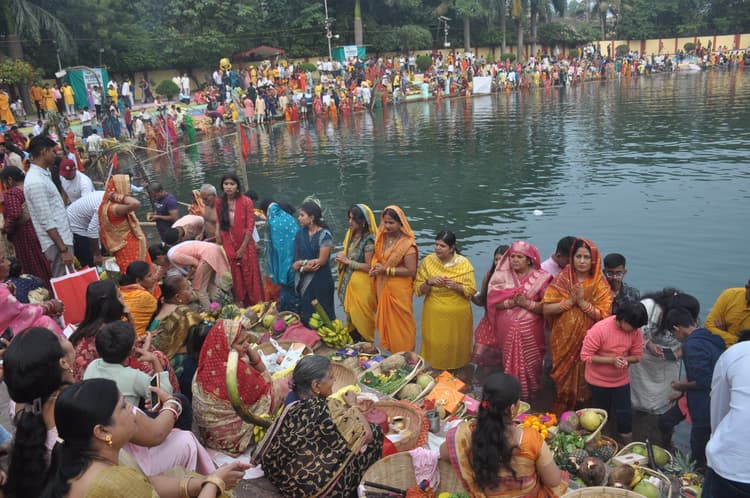 Ranchi News : अर्घ देने घाटों पर उमड़े श्रद्धालु, भगवान भास्कर के समक्ष सभी नतमस्तक