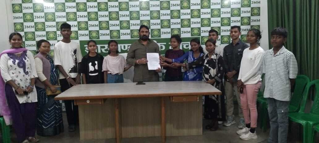 Ranchi News : जनप्रतिनिधियों से मिलकर बच्चों ने सौंपा मांग पत्र