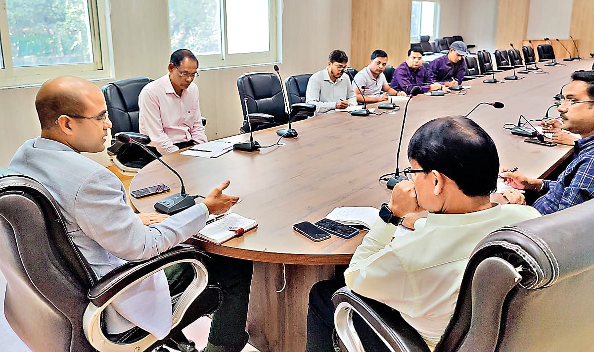 खुले नालों को ढंके, निर्धारित रूट पर पानी का छिड़काव करायें