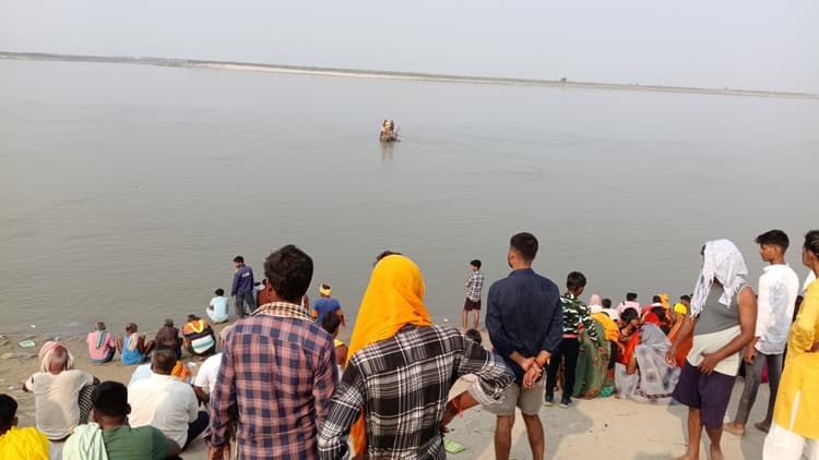छठ के बाद गंगा घाटों पर नहा रहे सात की डूबने से मौत