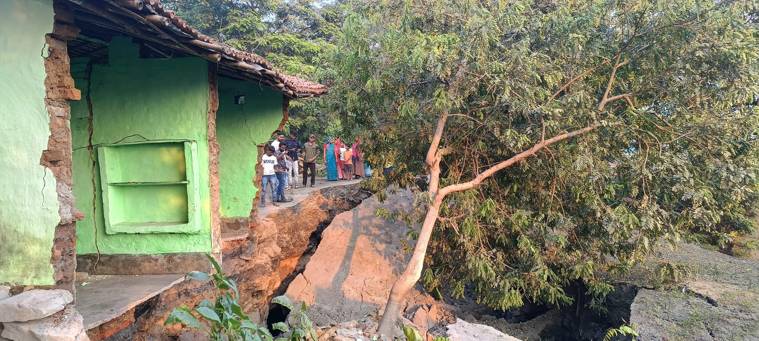 Dhanbad News: कतरास में घर जमींदोज, युवक बचा