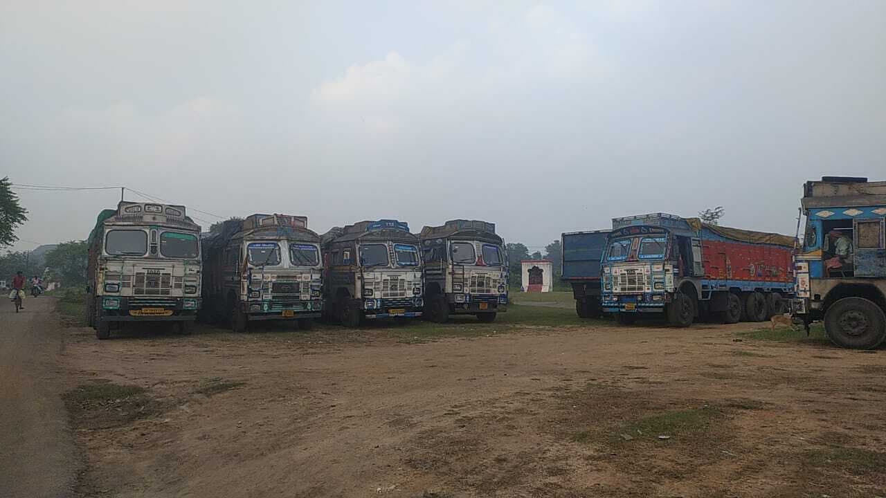 Dhanbad News: झरिया में कोयला लदे 12 ट्रक जब्त, केस दर्ज