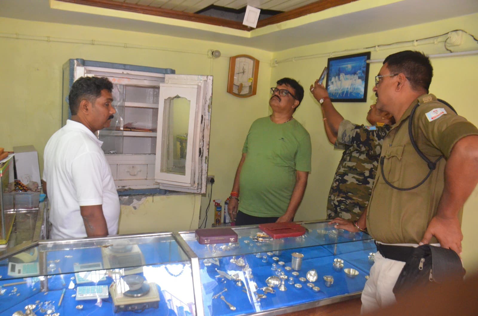 Dhanbad News : सेंधमार कर ज्वेलरी दुकान से चार लाख के जेवर चोरी