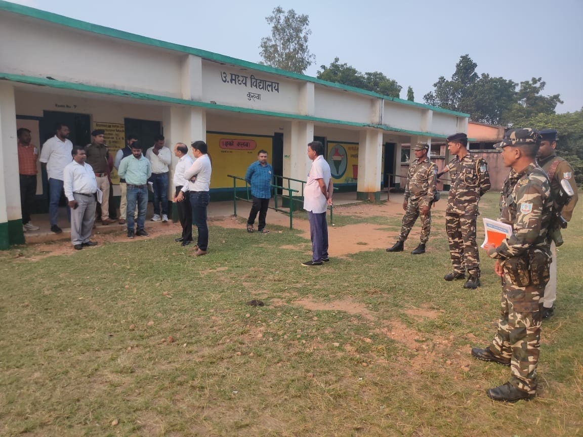 सीओ ने बीएलओ के साथ मतदान केंद्रों का किया निरीक्षण