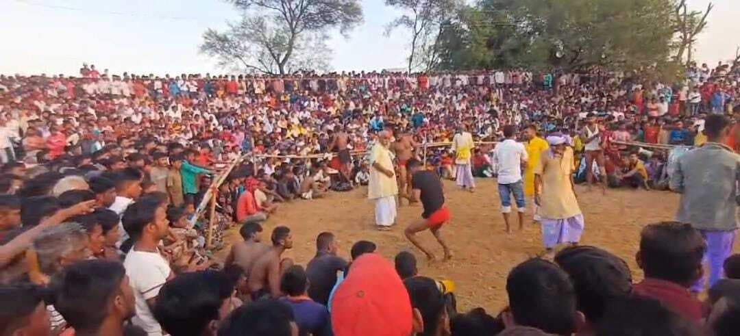 दांव-पेच दिखा कर पहलवानों ने दर्शकों का किया भरपूर मनोरंजन