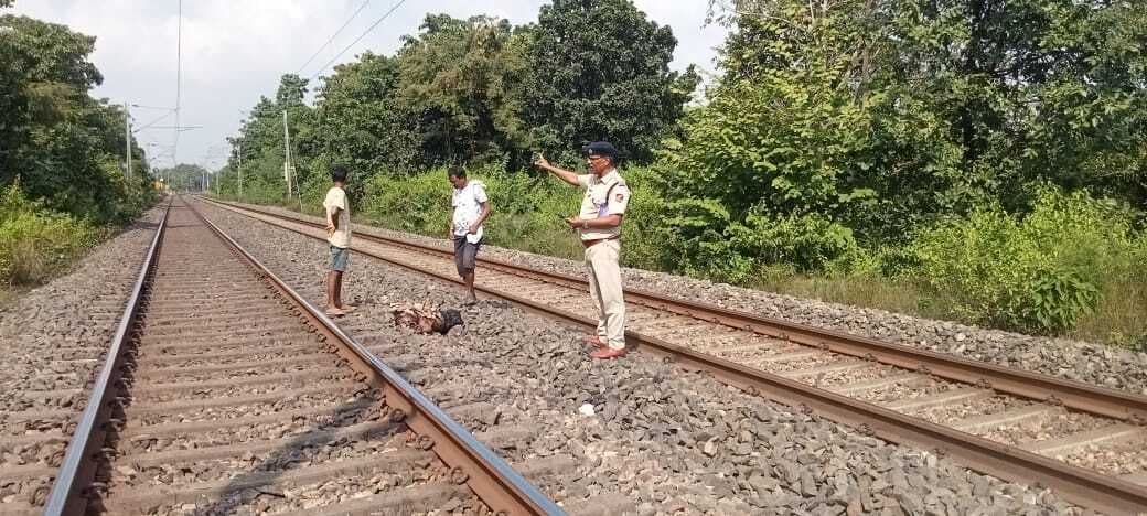रेलवे ट्रैक के पास मिला युवक का शव, नहीं हुई पहचान