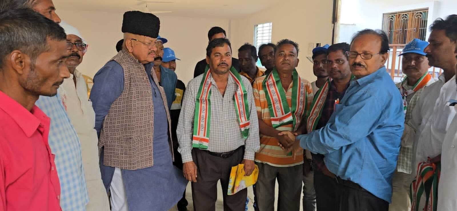 दर्जनों भाजपा कार्यकर्ताओं ने कांग्रेस का थामा दामन