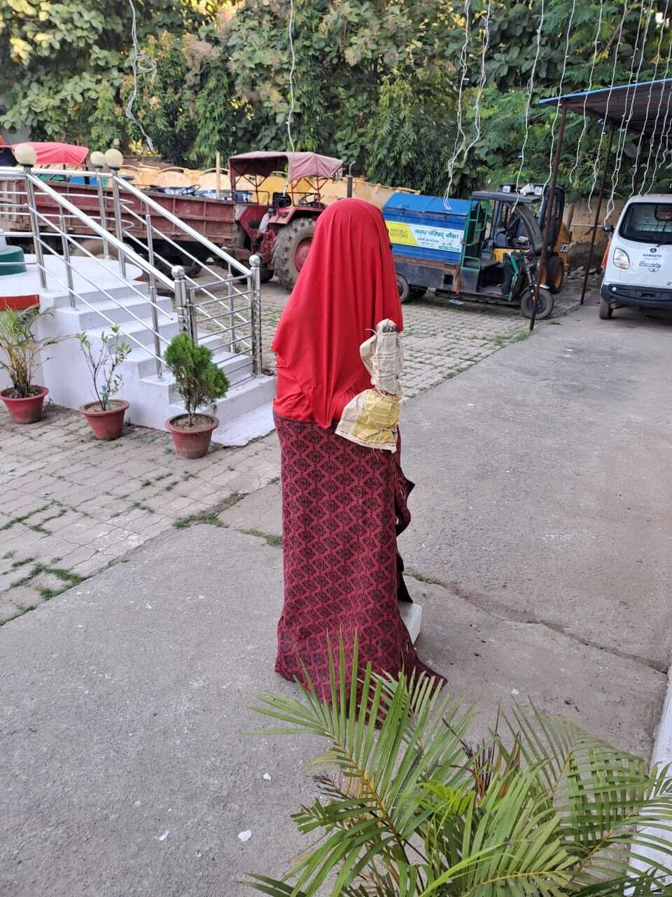 पेज तीन...अब हाथ में डंडा लिये गांधी चौक पर नजर आयेंगे बापू