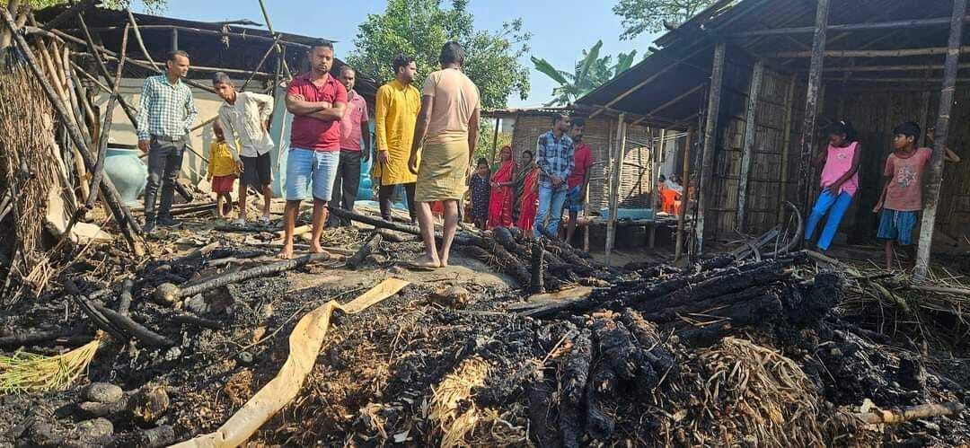 अगलगी की घटना में घर जलकर राख, आधा दर्जन मवेशी झुलसे