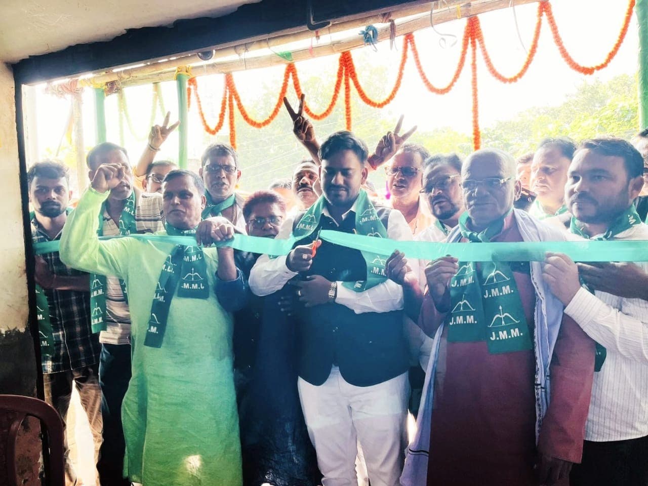 करमाटांड़ सुभाष चौक में झामुमो का खुला चुनाव कार्यालय