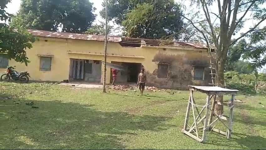 आवासीय स्टाफ क्वार्टर जबरन तोड़े जाने पर संवेदक के खिलाफ कार्रवाई