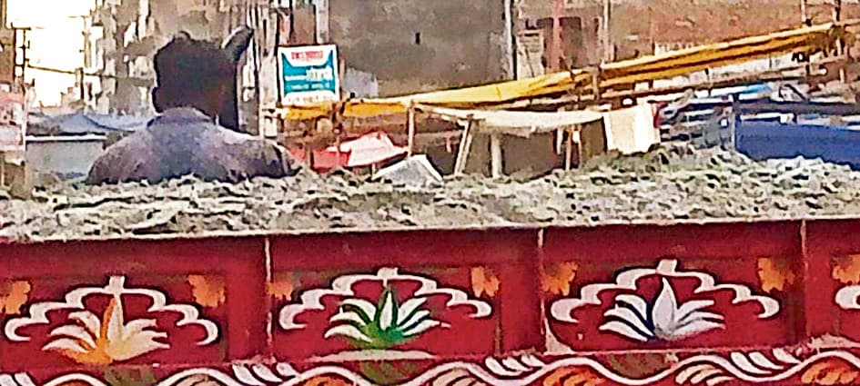 Chhapra News : सफेद बालू के पीछे काला खेल, खनन विभाग नहीं कस पा रहा नकेल