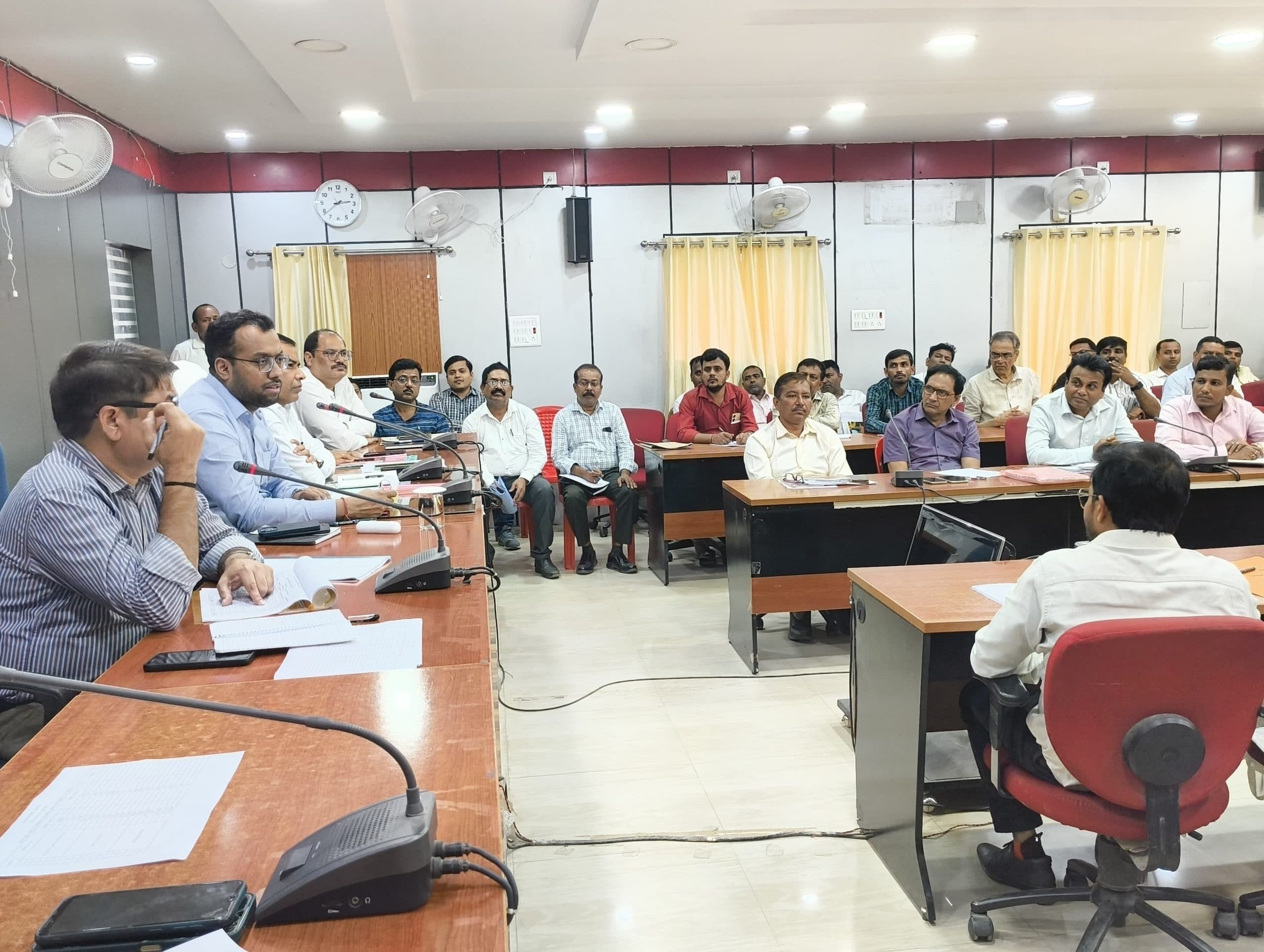 ग्रामीण सोलर लाइट योजना में तेजी लाएं : डीएम